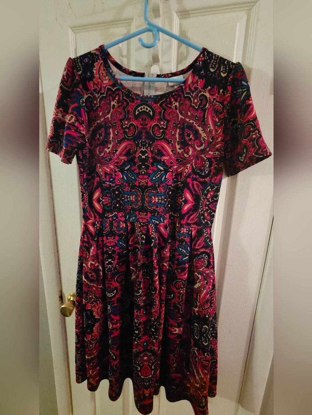LuLaRoe Size Medium Amelia Paisley Print Dress with Pockets Stretchy NWOT